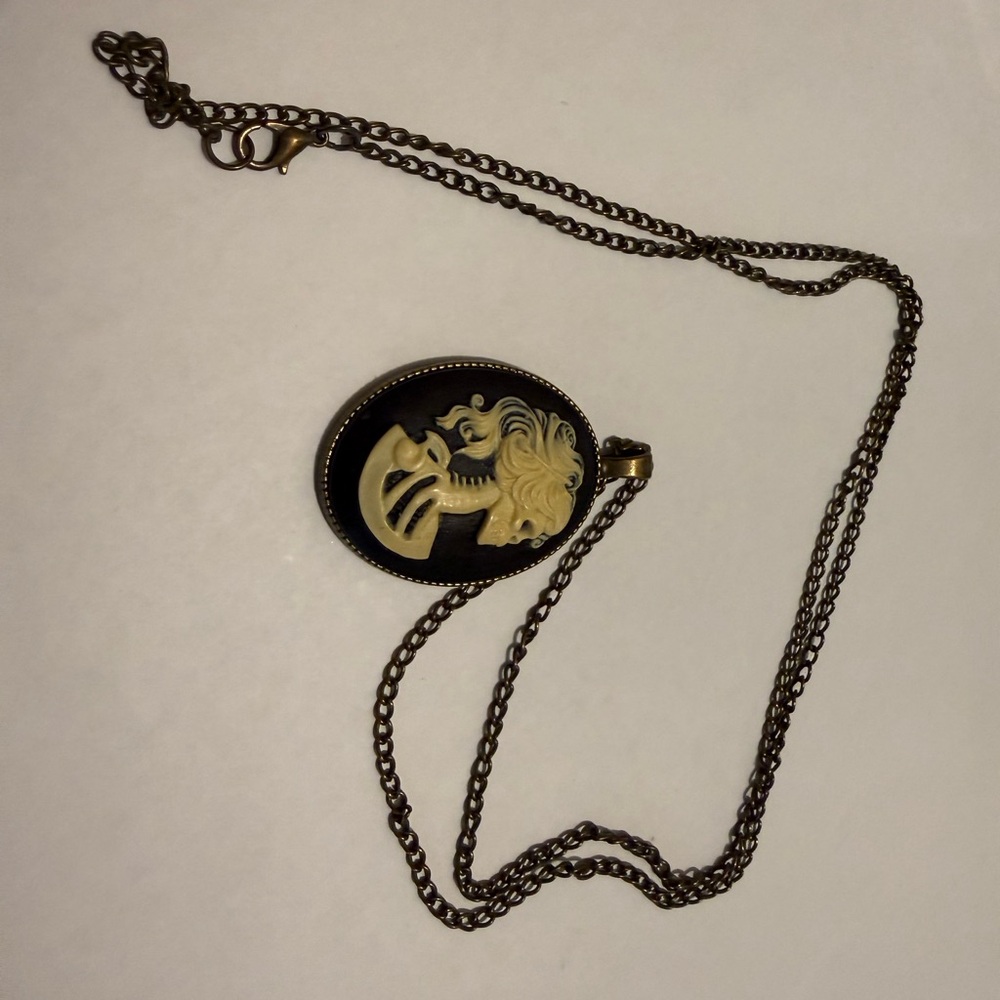 Cameo Pendant Necklace with Chain